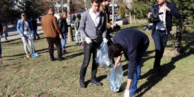 Üniversite Öğrencilerinden Çevre Temizliği