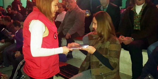 Voleybol Turnuvasında Oyunculara Ve Seyircilere Kitap Dağıtıldı