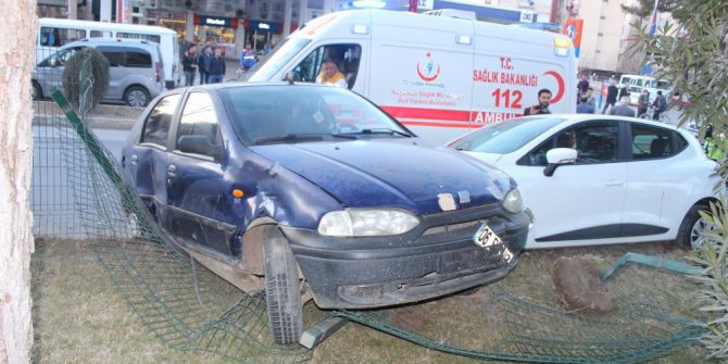 İki Otomobil Çarpışıp Refüje Çıktı: 5 Yaralı