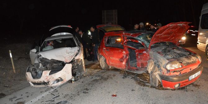 Niksar’da 2 Otomobil Çarpıştı: 5 Yaralı