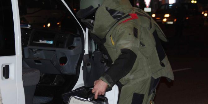 Bomba İmha Uzmanını Gördüler, Görüntü Çekmeye Koştular