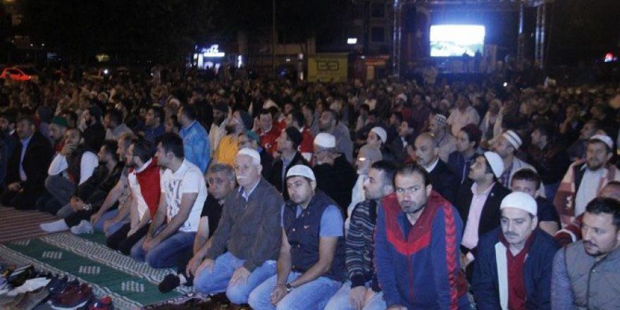 Düzceliler Sabah Namazını Anıtpark’ta Kıldı