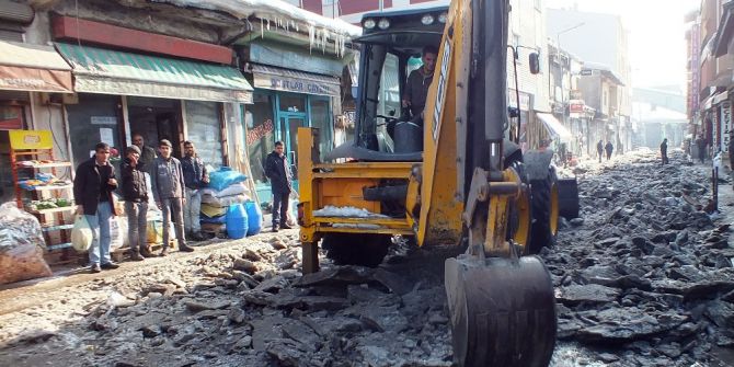 Malazgirt Belediyesi Sokaklardaki Buzları Temizliyor
