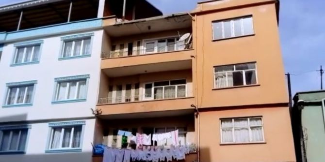 Gölbaşında Binadan Düşen Beton Blok Caddeye Düştü