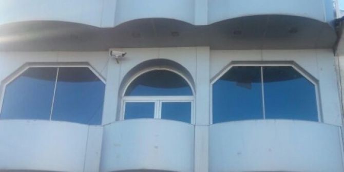 Çatıdan Düşen Kar Kütlesi Arabayı Hurdaya Çevirdi