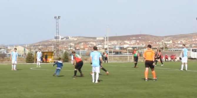 Minik Taraftar Sahaya Top Oynamak İçin Girince