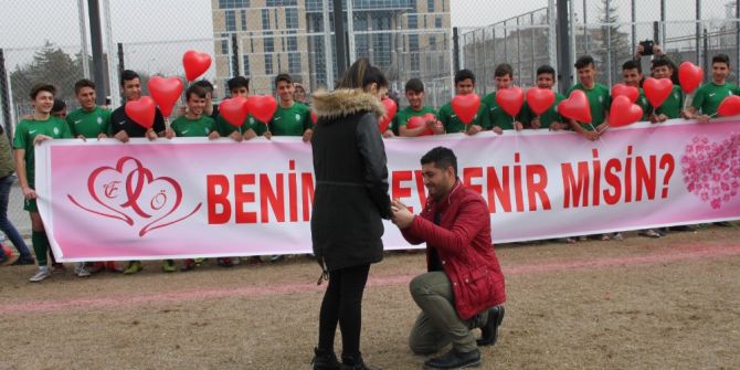 Antrenör’den Yeşil Sahada Evlilik Teklifi