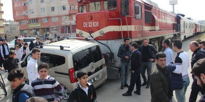 Tren Hemzemin Geçitte Otomobile Çarptı: 2 Yaralı