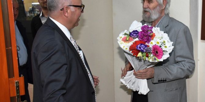 Başkan Eşkinat’tan Duayen Gazeteciye 50. Yıl Sürprizi