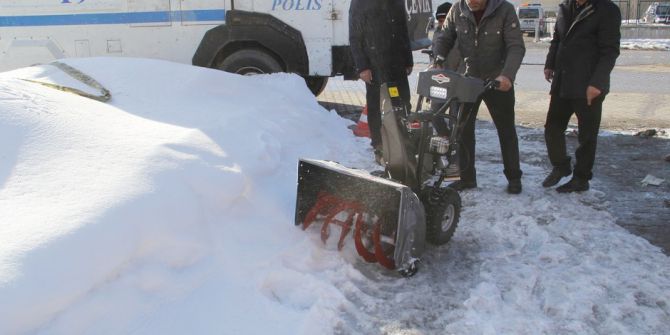 Belediyeden Kaldırımlar İçin Mini Kar Küreme Araçları