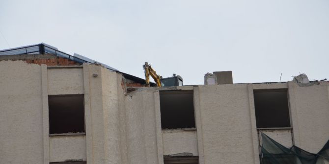 İş Merkezinin Yıkımı İçin İş Makinesini Binanın Son Katına Çıkardılar