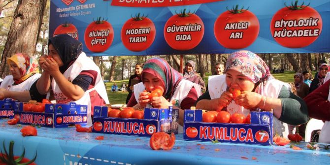 Kadınların Domates Yeme Yarışması