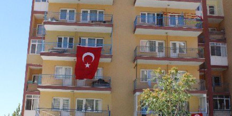 Şehidin Baba Ocağına Türk Bayrakları Asıldı