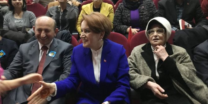 Vatandaşlar Salona Sığmayınca Meral Akşener Dışarı Çıktı