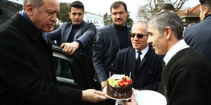 Cumhurbaşkanı Erdoğan’a Köşk Girişinde Yaş Günü Sürprizi