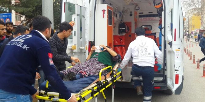 Motosiklet Yayaya Çarptı