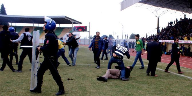 Taraftar Sahaya İndi