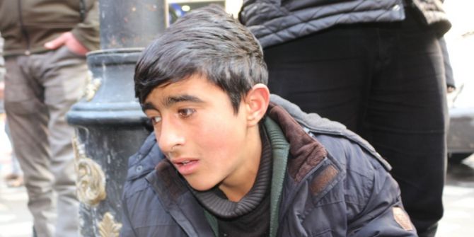 Buz Sarkıtı Mendil Satan Çocuğun Kafasına Düştü