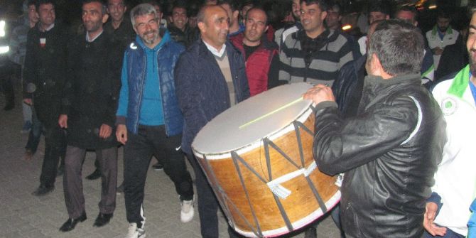 Olaylı Maçtan Galibiyetle Ayrılan Takıma Davul Zurnalı Karşılama