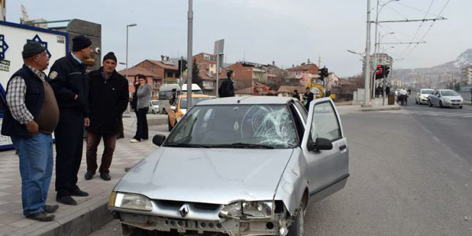 Motosiklet Otomobile Çarptı: 1 Yaralı