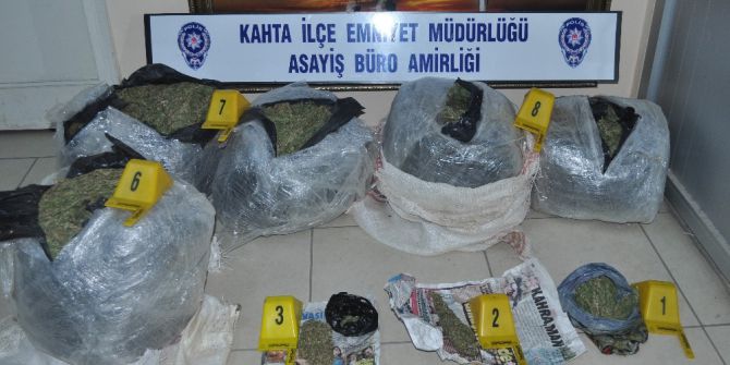 Kaçan Otomobilden 47 Kilo Esrar Ele Geçirildi