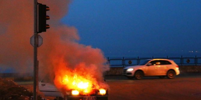 Işıklarda Bekleyen Otomobil Cayır Cayır Yandı