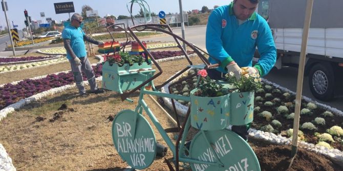 Alanya Belediyesi, Kavşak Ve Refüjlere Bisiklet Objesi Yerleştirdi