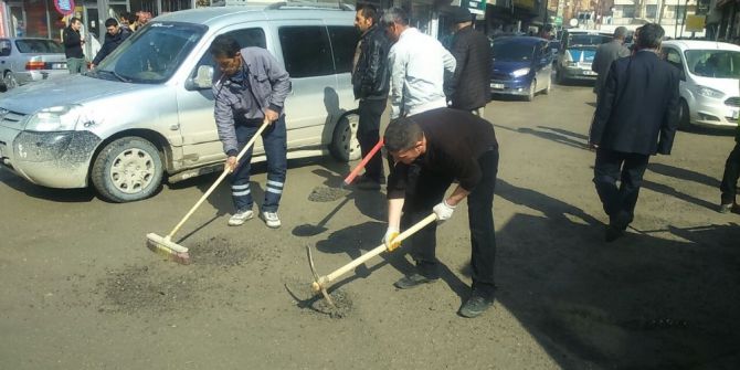 Hakkari’de Bozulan Yollar Onarılıyor