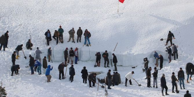 Dağdaki Doğal Deliğe Yaz İçin Tonlarca Kar Depolandı