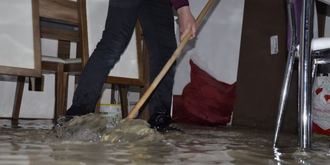 Mobilya Mağazasını Su Bastı