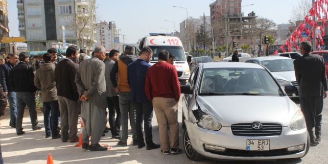 Seyyar Satıcıya Otomobil Çarptı: 1 Yaralı