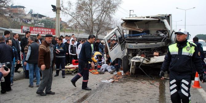 Manisa’da Çöp Kamyonu İle Tuğla Yüklü Kamyon Çarpıştı: 3 Yaralı