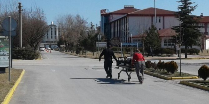 Engelli Çocuklarını Sedye İle Poliklinikler Arasında Anne Ve Babası Taşıdı