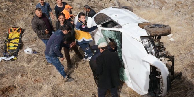 Otomobil 300 Metrelik Uçuruma Yuvarlandı: 1 Ağır Yaralı