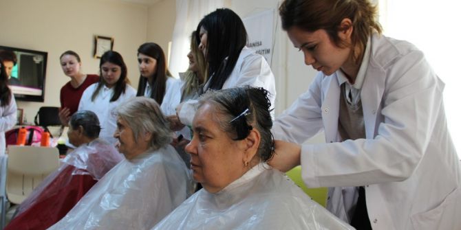 Huzurevinin Sultanlarına Saç Bakımı