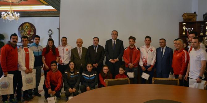 Başarılar Sporcular Ünver’i Ziyaret Etti