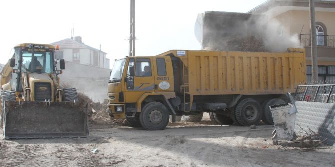 Sindelhöyük Mahallesinde Metruk Ev Yıkımı Ve Yol Çalışması
