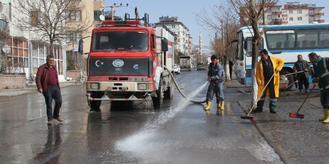 Develi’de Cadde Ve Yolların Temizlenmesi Tüm Hızıyla Devam Ediyor