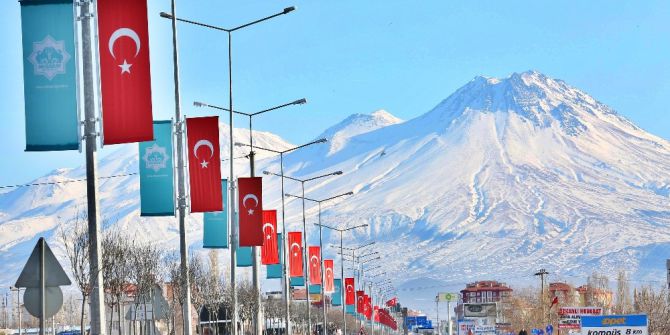 Aksaray Belediyesi, Şehrin Girişlerini Ay Yıldızlı Türk Bayraklarıyla Donattı