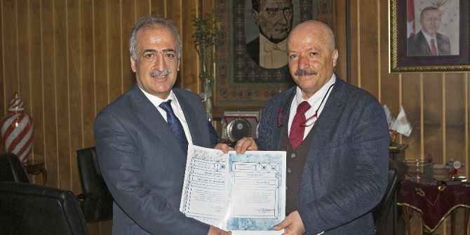 Rektör Çomaklı Eyof Sokağı Mimarlarına Başarı Belgelerini Verdi