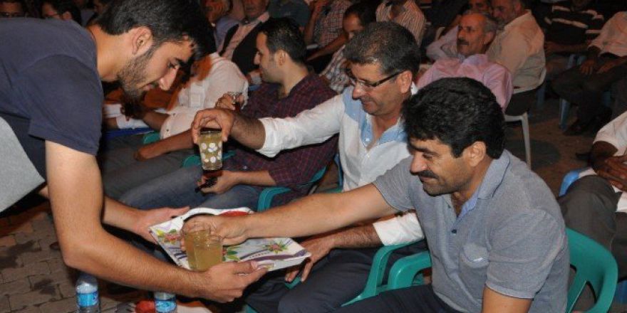 Demokrasi Nöbeti Tutan Vatandaşlara Bal Şerbeti İkram Edildi