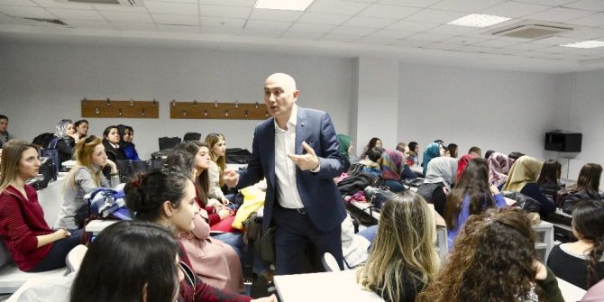 Rektör Yılmaz, Tüm Öğrencileriyle Birebir İletişim Kuruyor