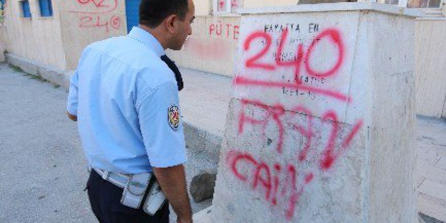 Okuldaki Atatürk Büstü Ve Duvarlara Yazı Yazan 2 Kişi Yakalandı