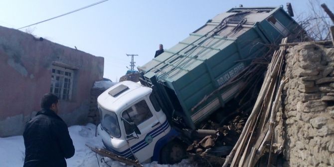 Çöp Kamyonu Evin Bahçesine Uçtu