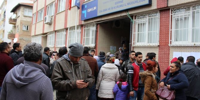 Edirne’de İşkur Önünde Uzun Kuyruk Oluştu