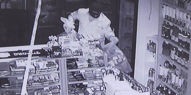 Marketteki Hırsızlık Anı Güvenlik Kamerasında