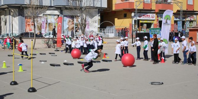 Öğrenciler Beceri Parkurlarında Eğlenerek, Spor Yapıyor