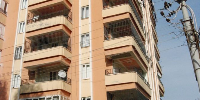 Binanın Çatısından Düşen Genç Kız Ağır Yaralandı