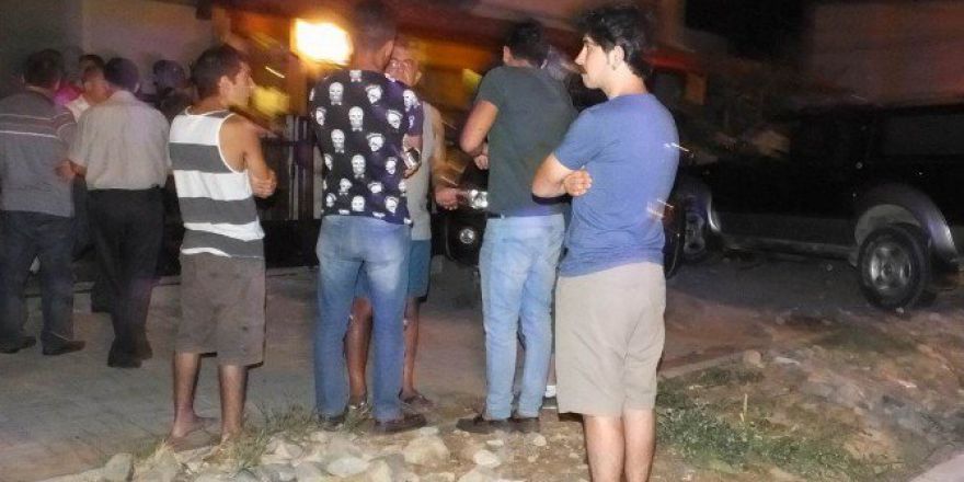 Burhaniye’de Yoldan Çıkan Otomobil İki Araca Çarptı