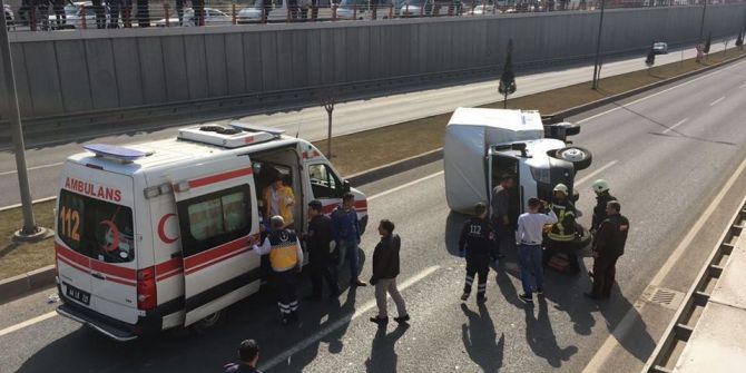Hızlı Olduğu İddia Edilen Pikap, Alt Geçit Girişinde Yan Yattı: 3 Yaralı